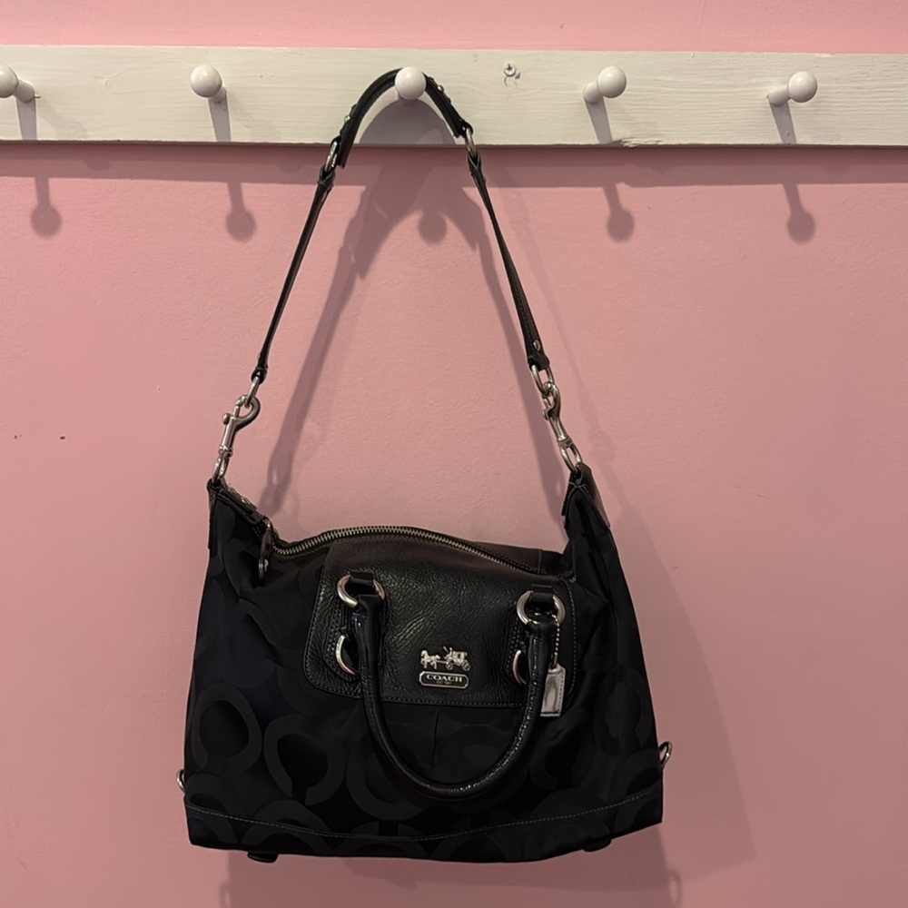 COACH WOMEN’S BLACK SIGNATURE BAG IN GREAT CONDITION SEE ALL PICTURES - Picture 13 of 13